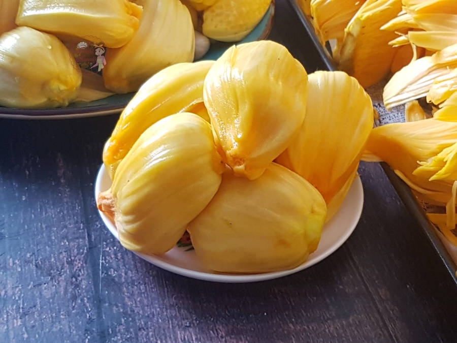 Ripe And Fleshy Jackfruit Pods Wallpaper