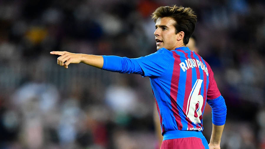 Riqui Puig Point Finger Fc Barcelona Vs. Celta De Vigo Wallpaper