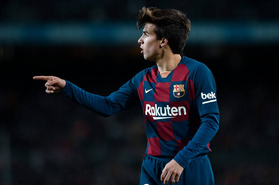 Riqui Puig Point Finger In Action Barcelona Vs. Granada Wallpaper