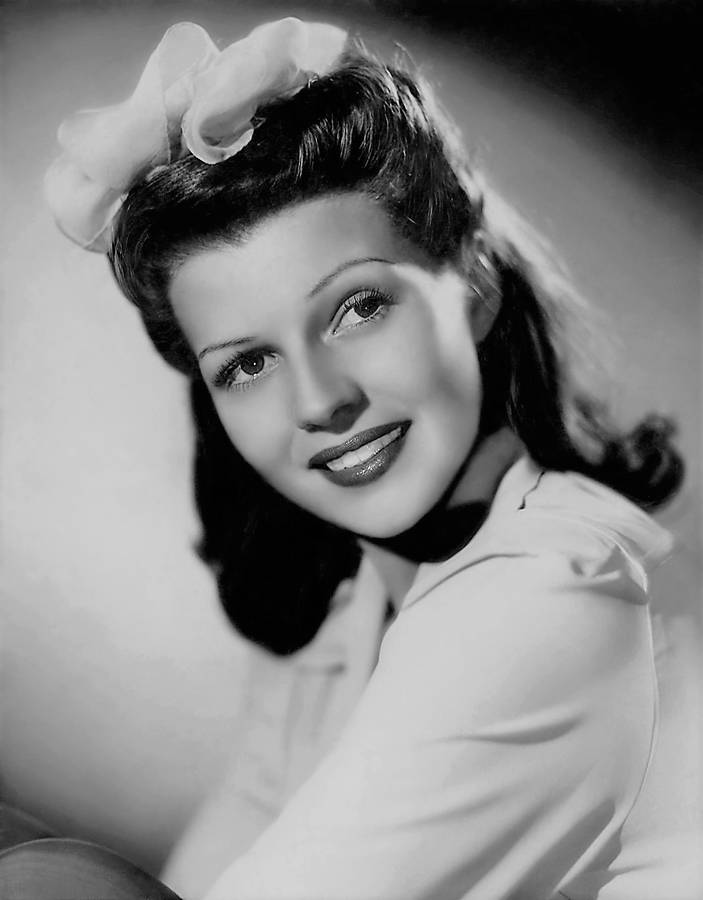 Rita Hayworth White Headpiece Wallpaper