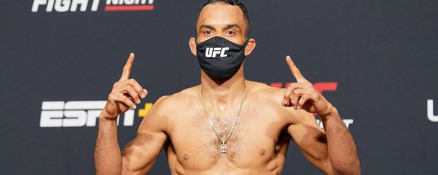 Rob Font Wearing Ufc Face Mask Wallpaper