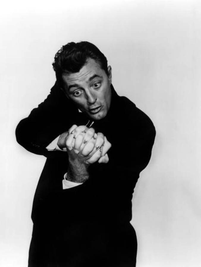 Robert Mitchum Black And White Fist Wallpaper