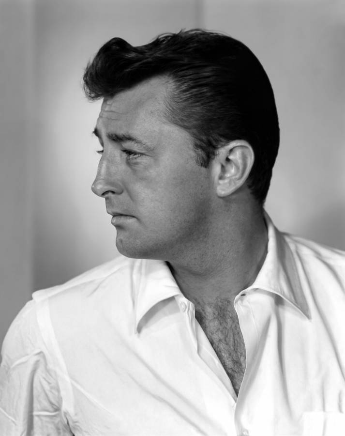 Robert Mitchum Black And White Profile Shot Wallpaper