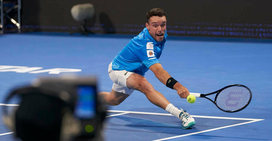 Roberto Bautista Agut - Unleashing Forehand Shots Wallpaper