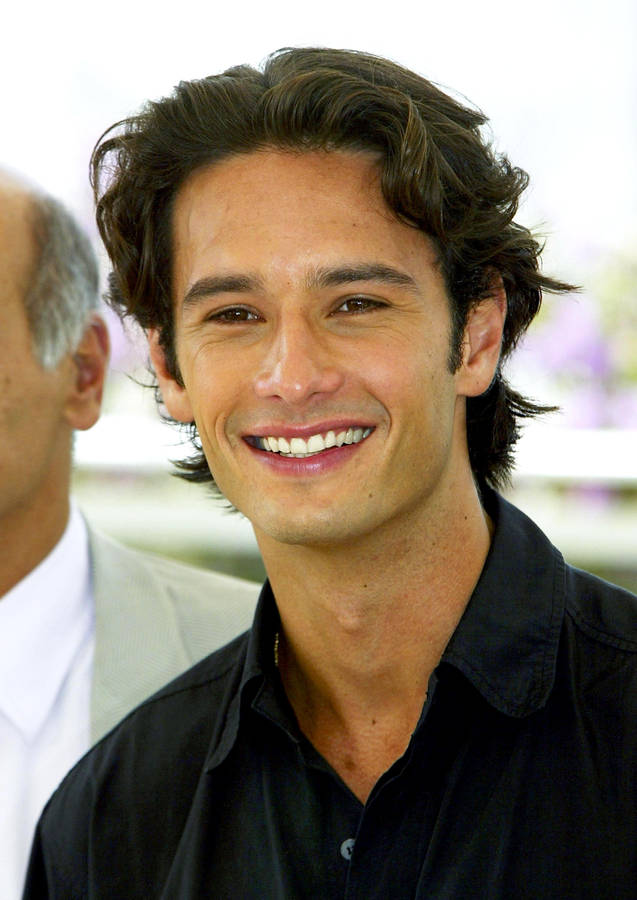 Rodrigo Santoro's Enchanting Smile Wallpaper