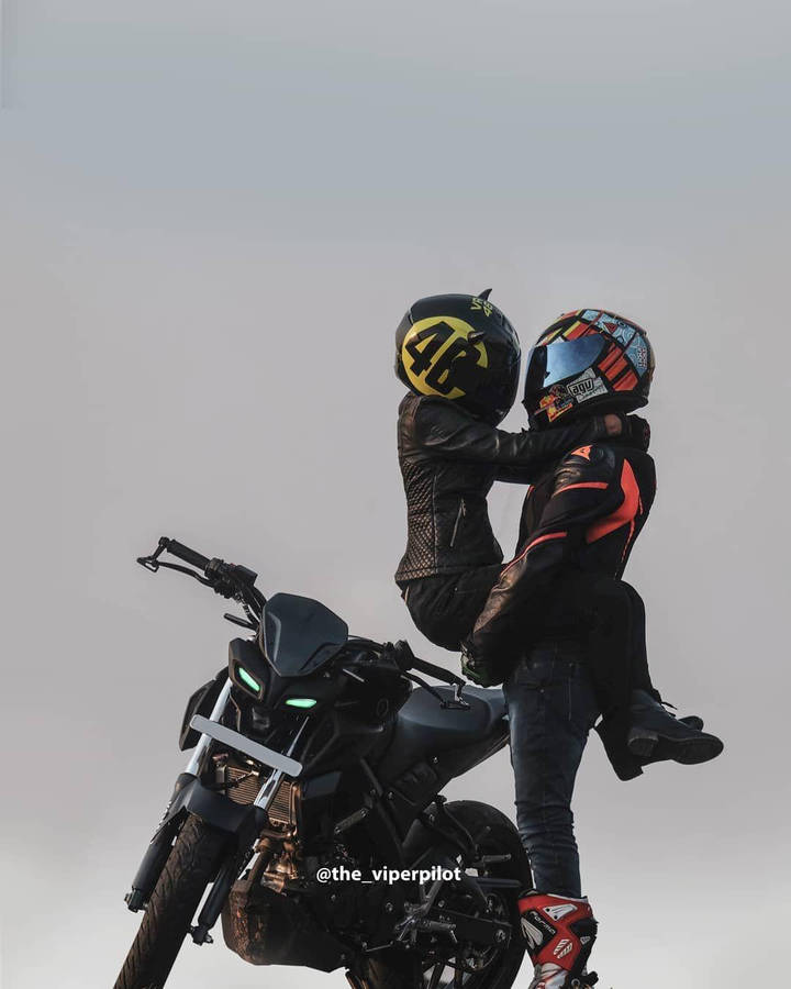 Romantic Couple Beside Black Yamaha Mt 15 Wallpaper