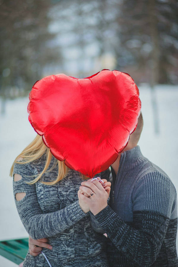 Romantic Couple Red Heart Balloon Wallpaper