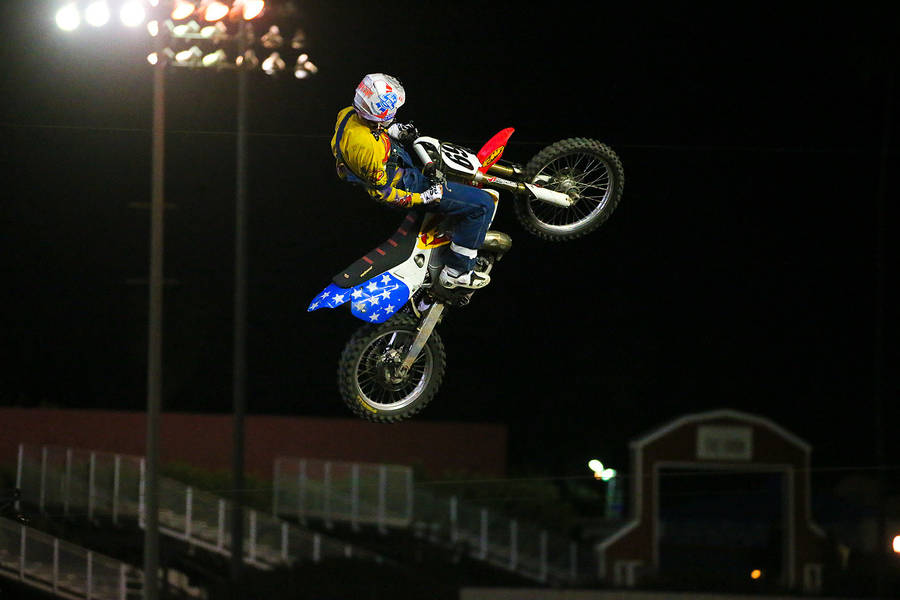 Ronnie Mac Tricks At Night Wallpaper