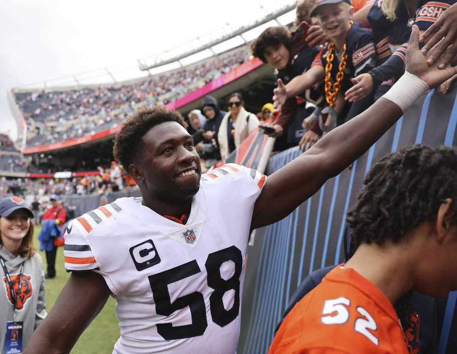 Roquan Smith Greeting Fans Wallpaper