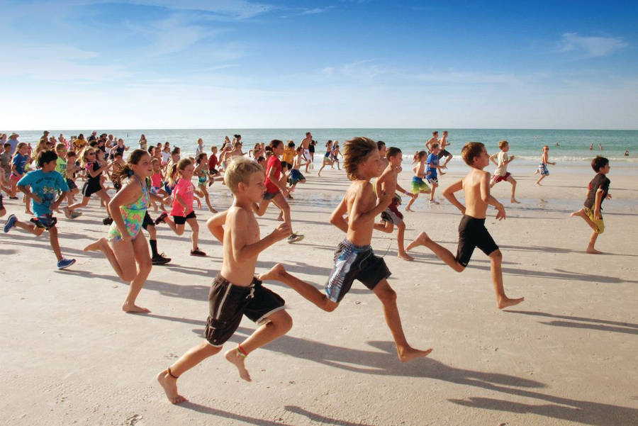 Running Children In Beach Shore Wallpaper