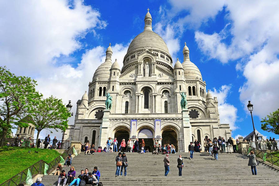 Sacre Coeur With Visitors Wallpaper