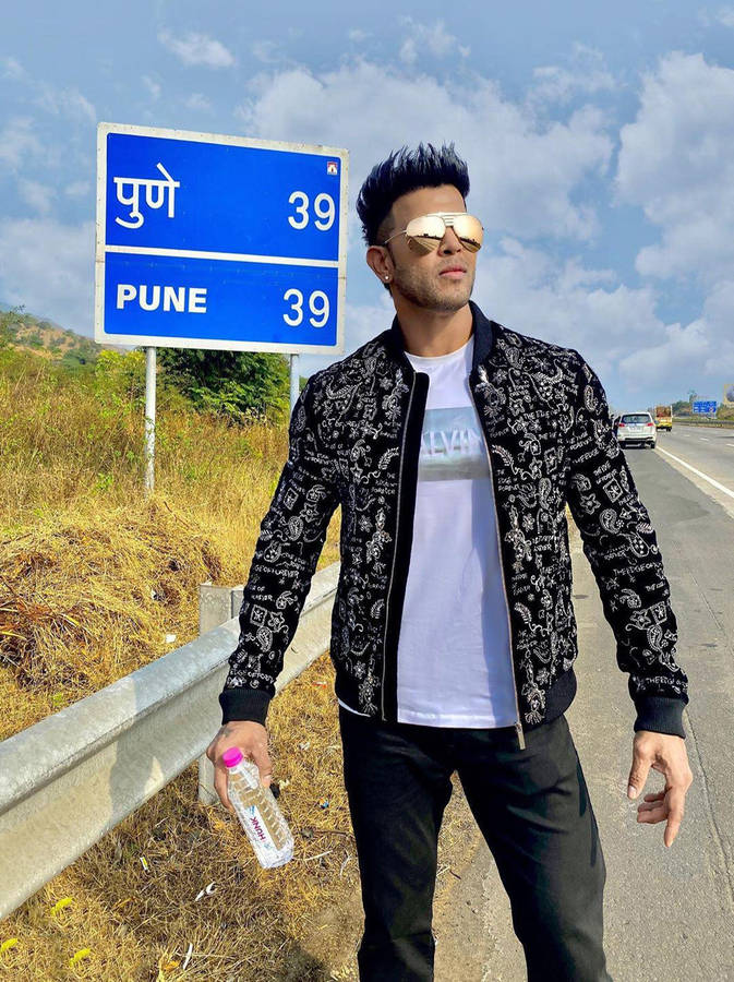 Sahil Khan At Mumbai Pune Expressway Wallpaper