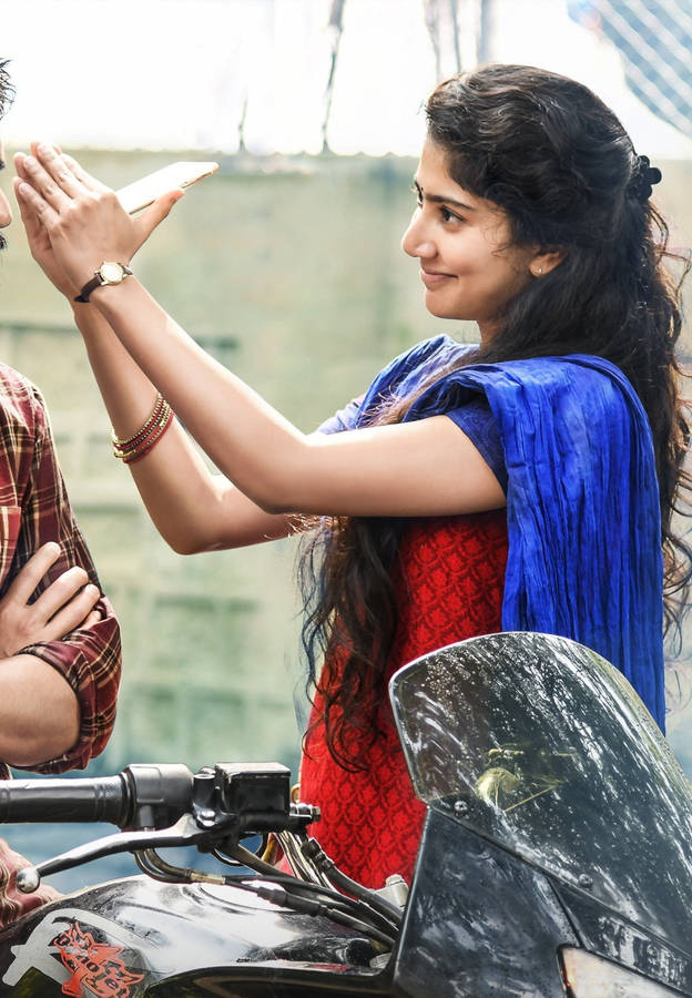 Sai Pallavi And An Unidentified Co-star Wallpaper