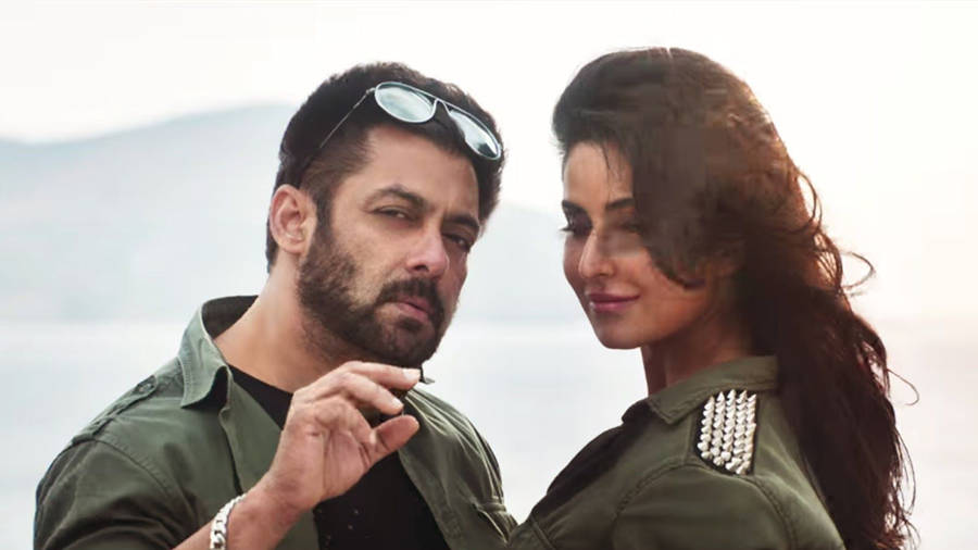 Salman Khan Tiger Zinda Hai Katrina Kaif In Green Hd Wallpaper