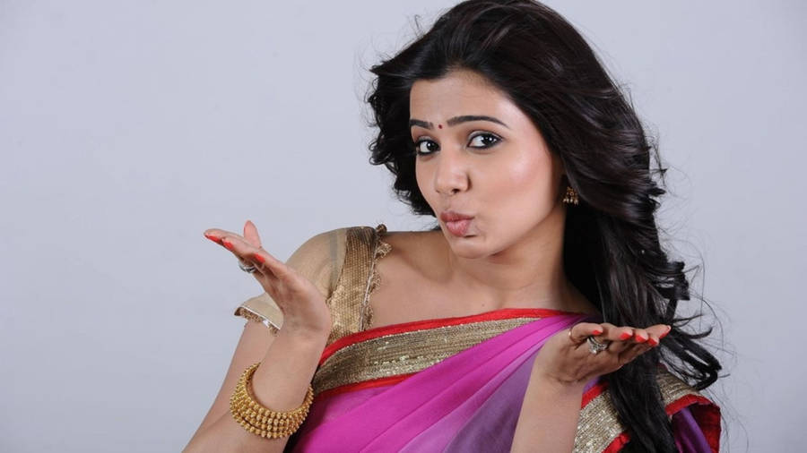 Samantha Saree Blowing Kiss Wallpaper