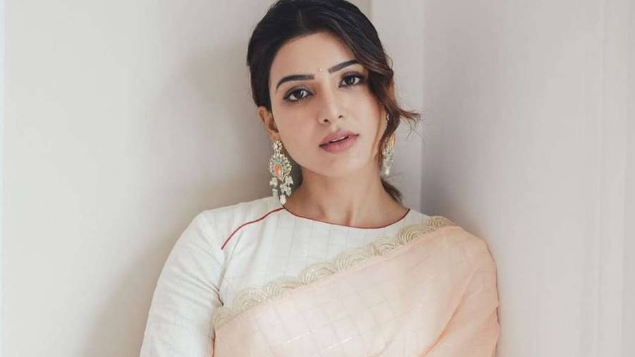 Samantha Saree Leaning Against Wall Wallpaper