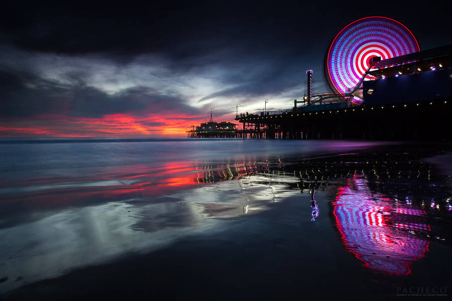 Santa Monica Spinning Red And White Wallpaper