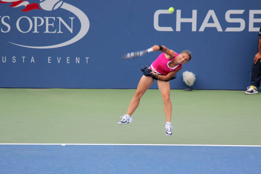 Sara Errani Jump Serve Wallpaper