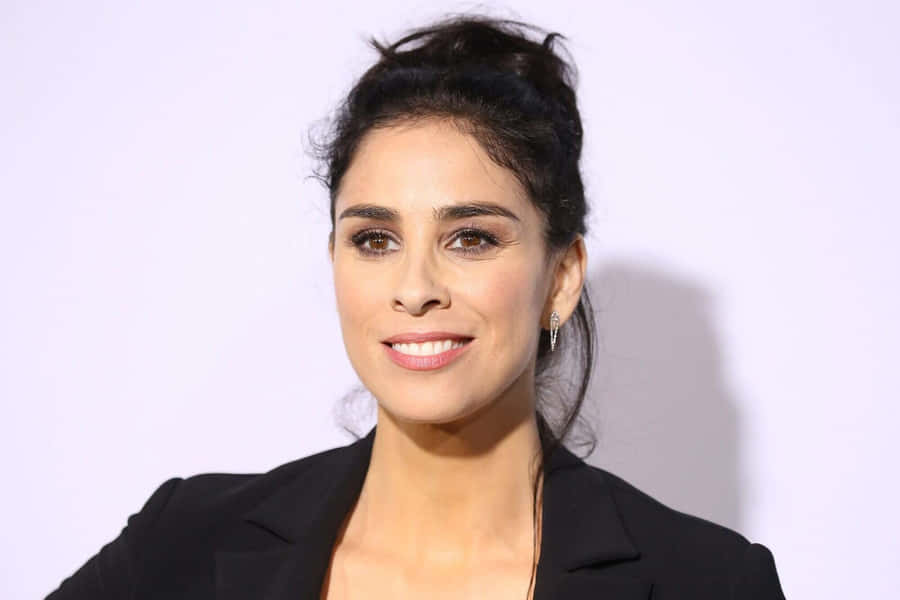 Sarah Silverman Smiling In A Stylish Look Wallpaper