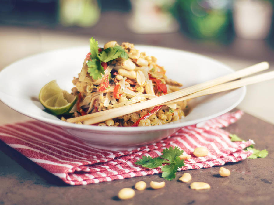 Savory Pad Thai - A Taste Of Thailand Wallpaper