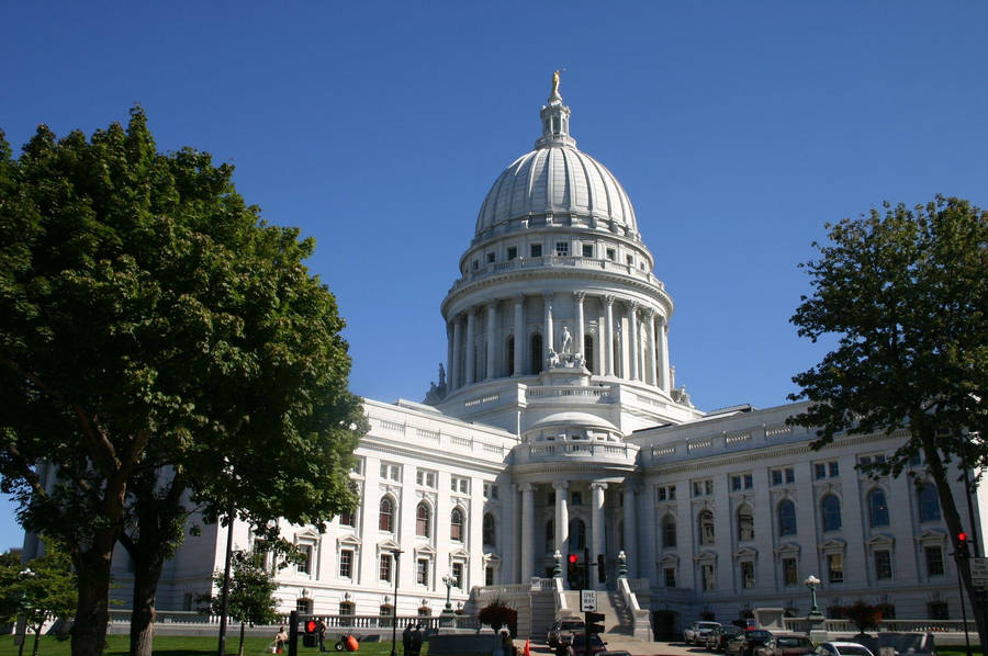 Scenic Dawn At Wisconsin State Capitol Wallpaper