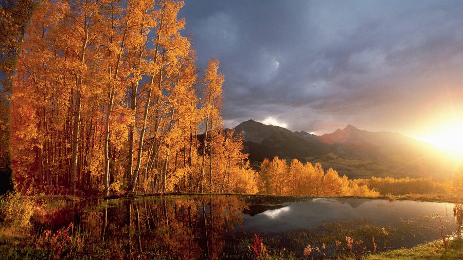 Scenic Lake And Mountain Best Autumn Wallpaper