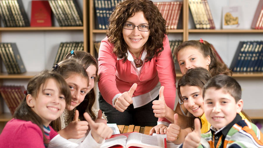 Scholar Classroom Teacher Reading Bookshelves Wallpaper