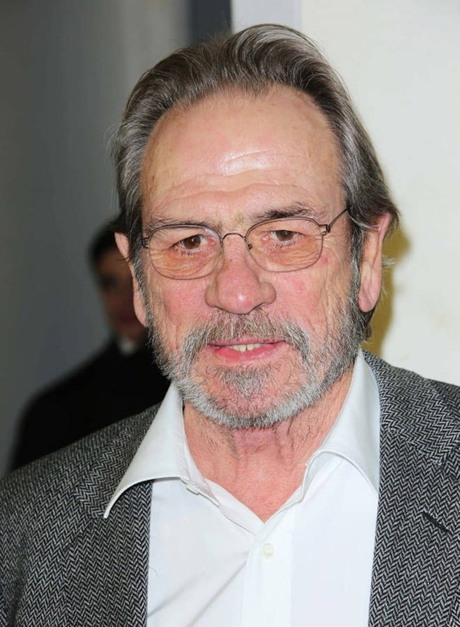 Seniorly Handsome Tommy Lee Jones Wallpaper