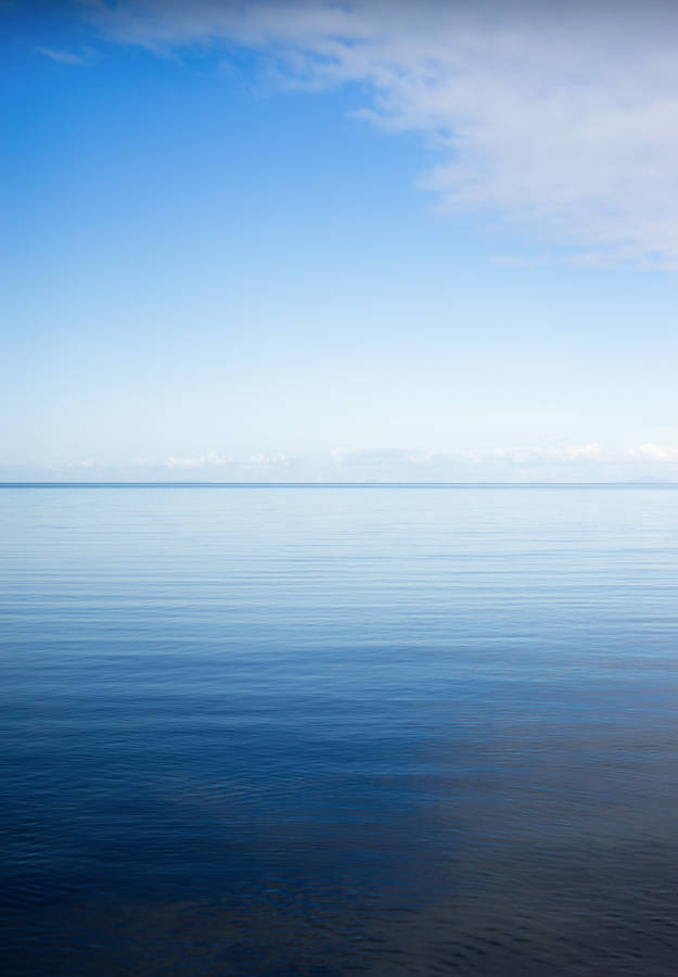 Serene Waters Horizon Wallpaper