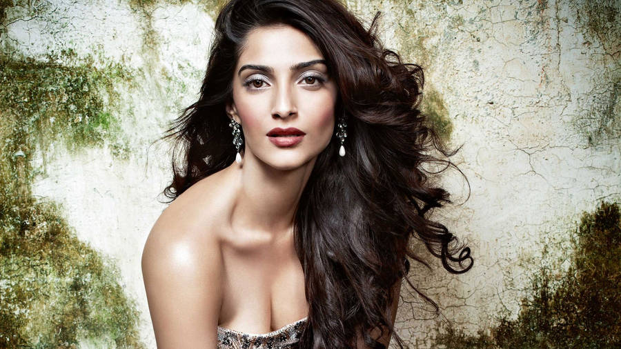 Sexy Bollywood Actress Sonam Kapoor Wallpaper