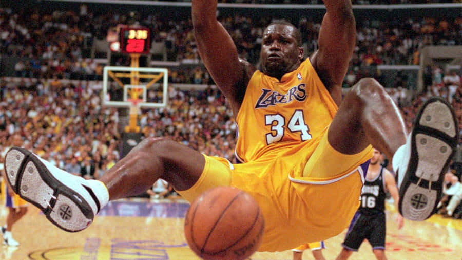 Shaq Dominating Basketball Court Wallpaper