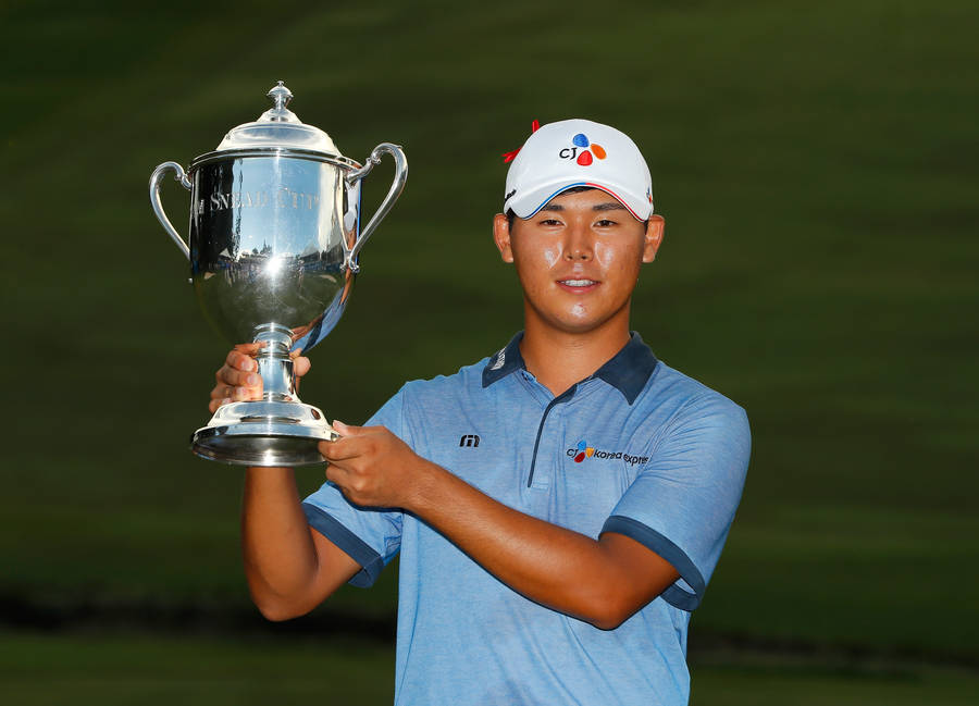 Si Woo Kim Holding Silver Trophy Wallpaper