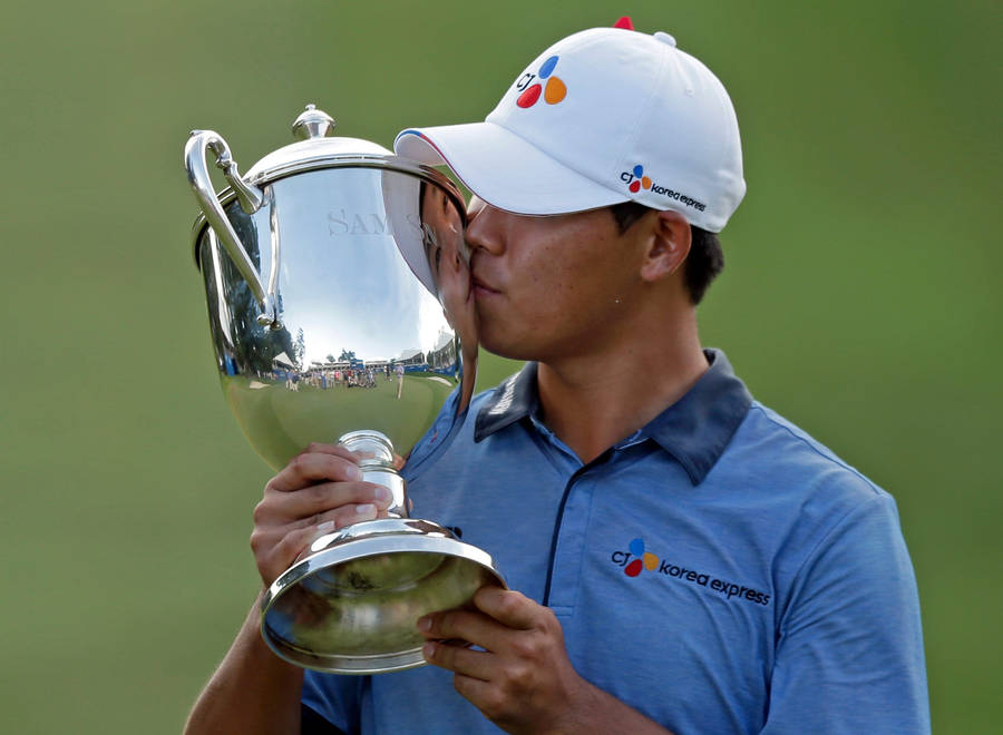 Si Woo Kim Kissing His Trophy Wallpaper