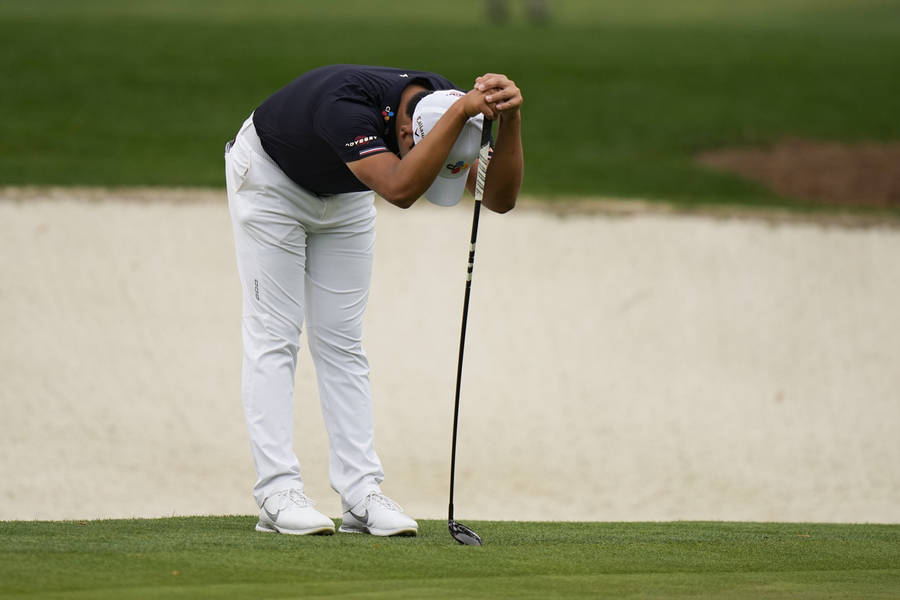 Si Woo Kim Leaning On Golf Club Wallpaper