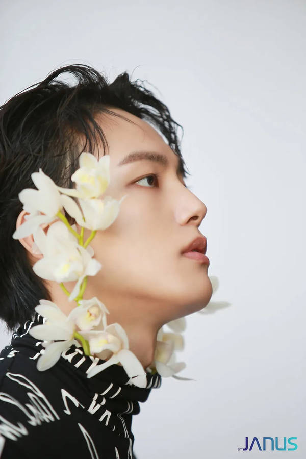 Side Profile Of South Korean Actor Yeo Jin Goo Wallpaper