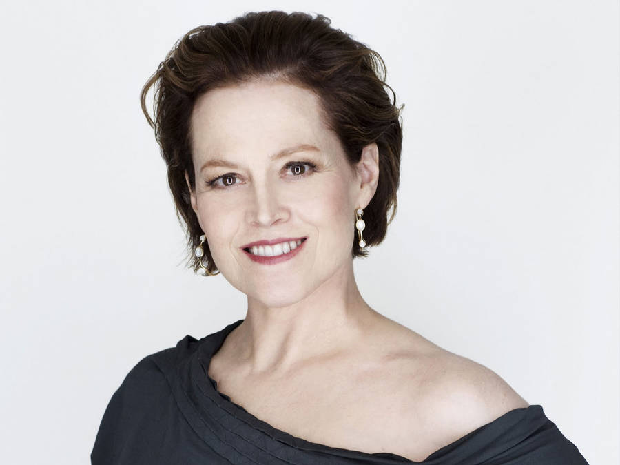 Sigourney Weaver Beautiful Makeover Wallpaper