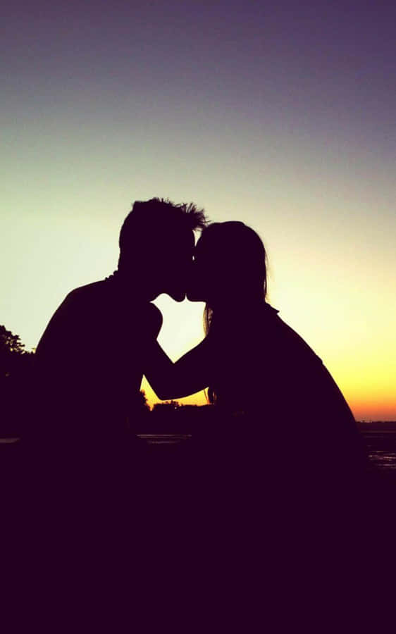 Silhouette Of Couple Kissing Each Lips Wallpaper