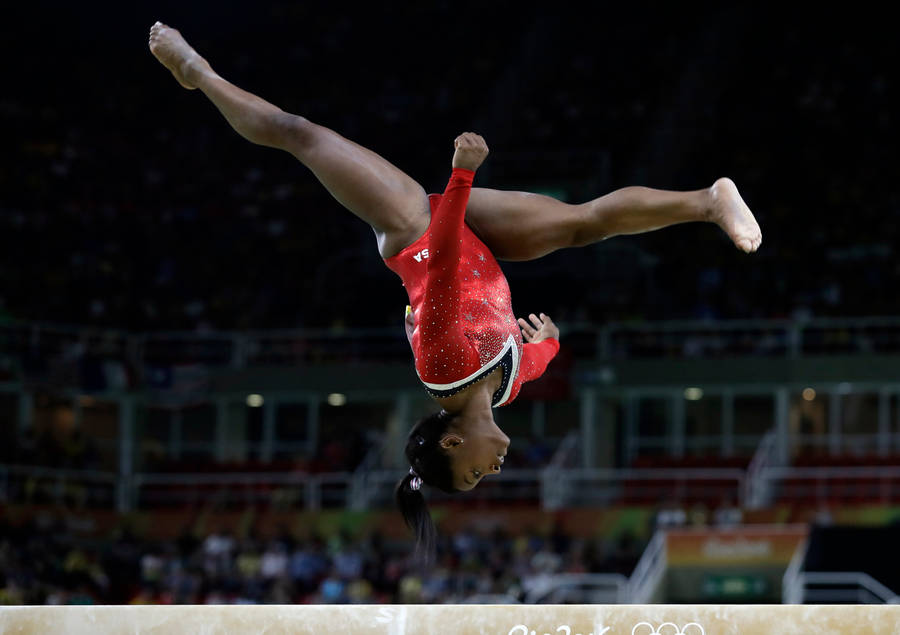 Simon Biles Moon Salto Wallpaper