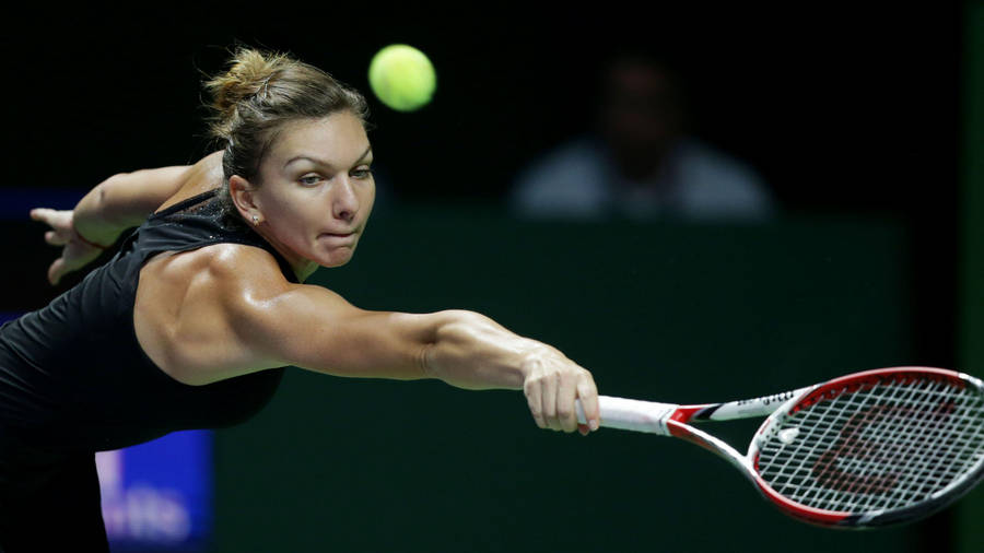 Simona Halep Fully Focused In The Tennis Court Wallpaper