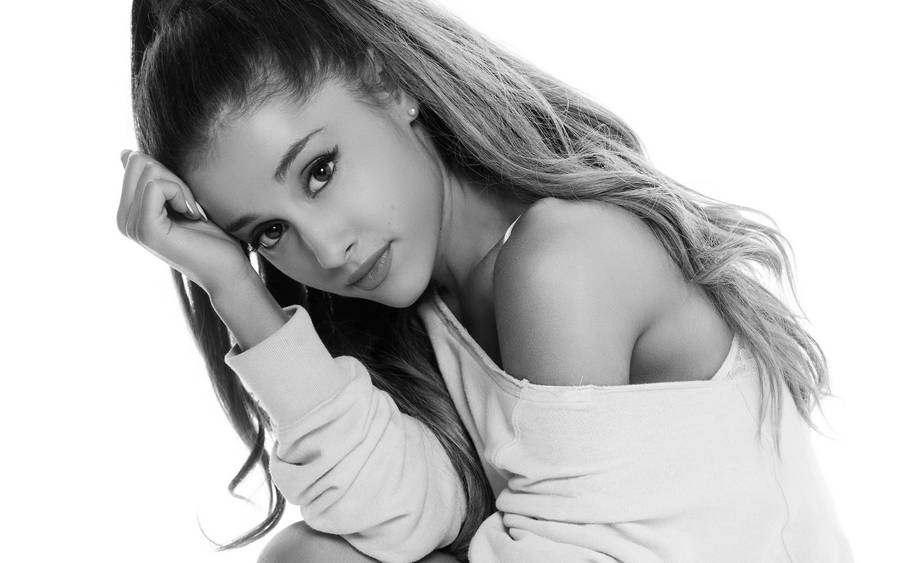 Singer Ariana Grande Lean Forward Wallpaper