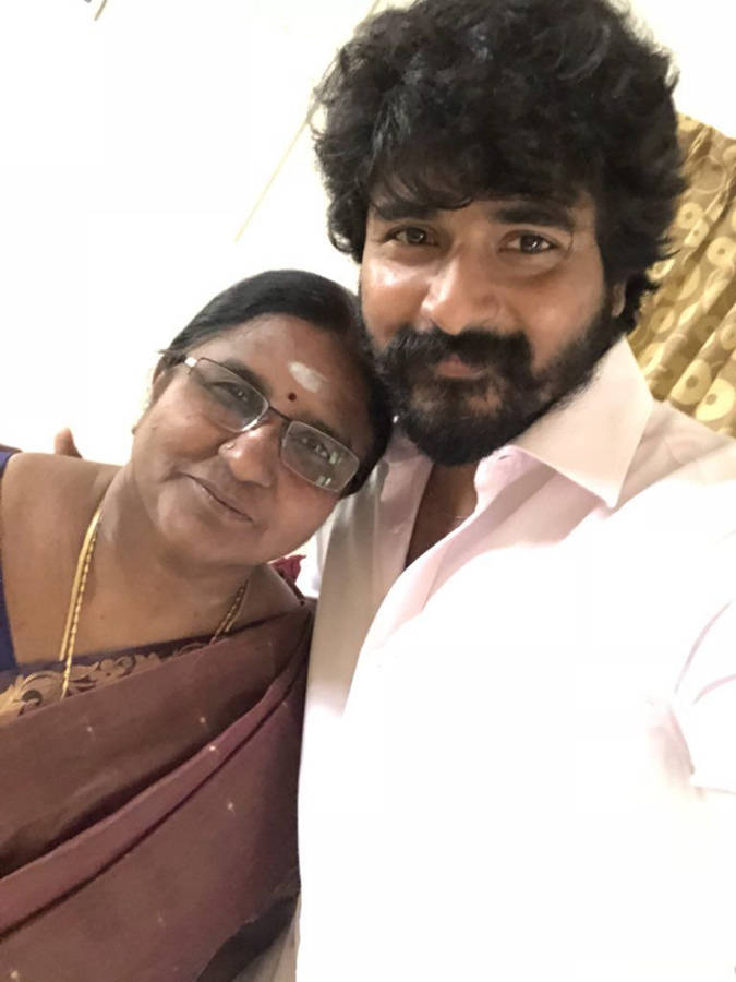 Sivakarthikeyan With Elder Woman Wallpaper