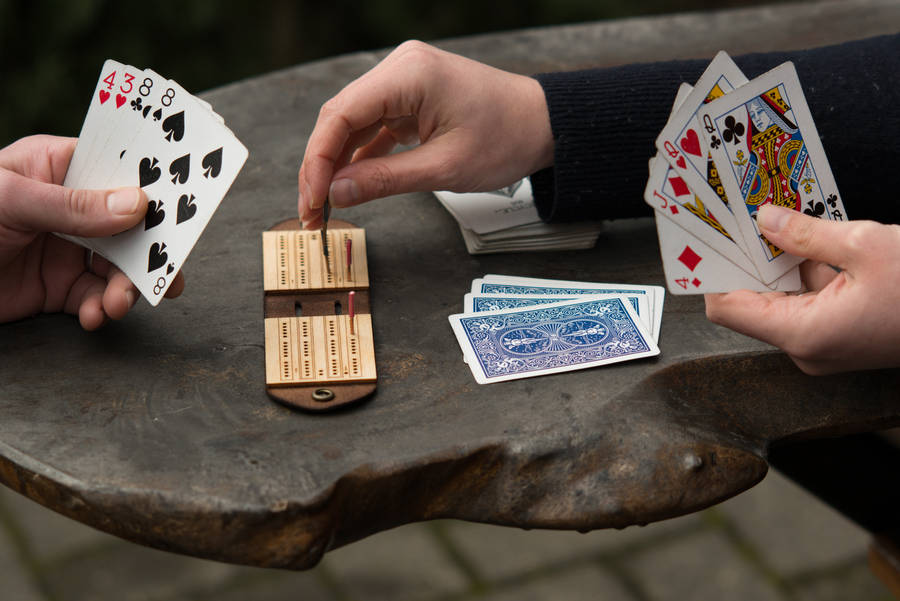 Small Cribbage Card Players Wallpaper