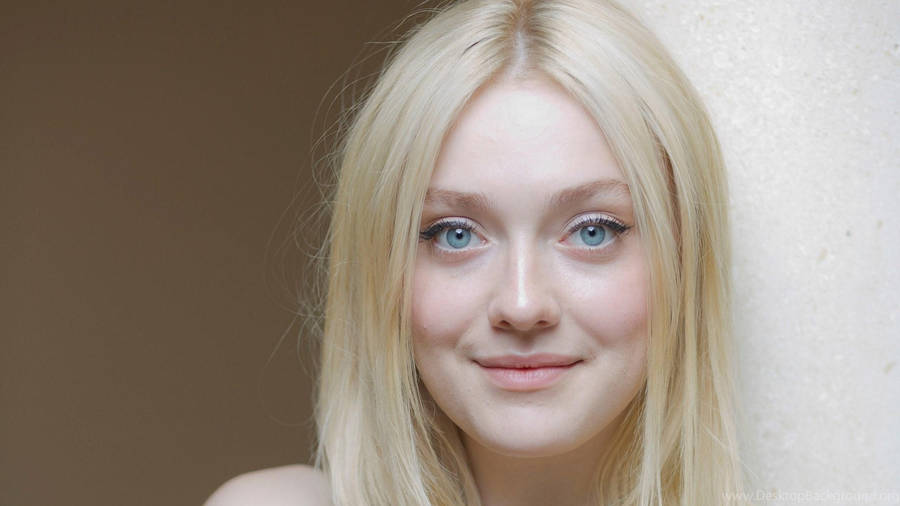 Smiling American Actress Dakota Fanning Blue Eyes Wallpaper