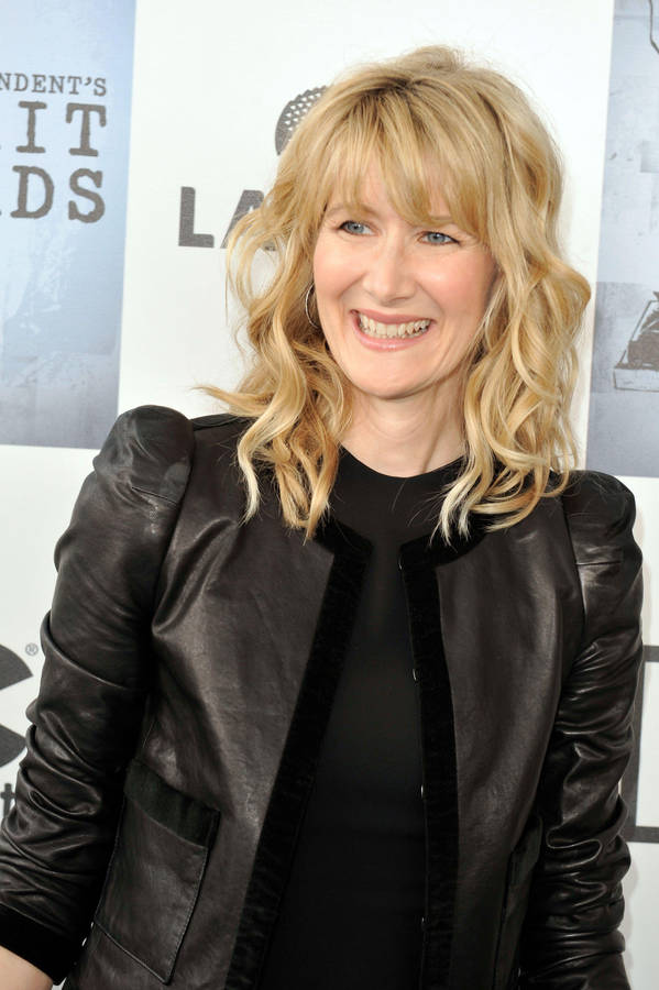 Smiling Portrait Of Renowned American Actress Laura Dern Wallpaper