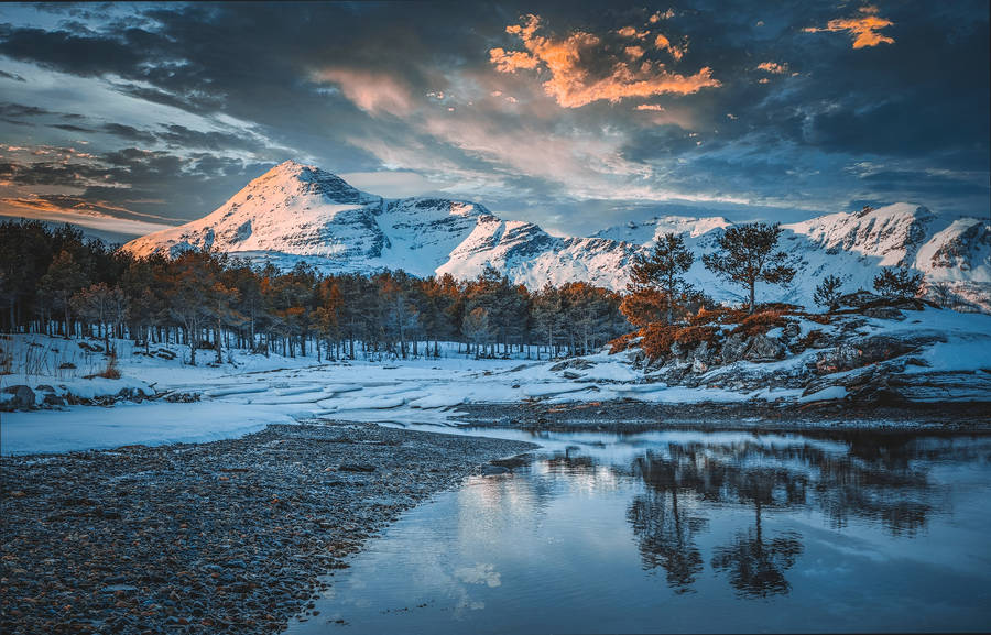 Snow Mountain Winter Scenery Wallpaper