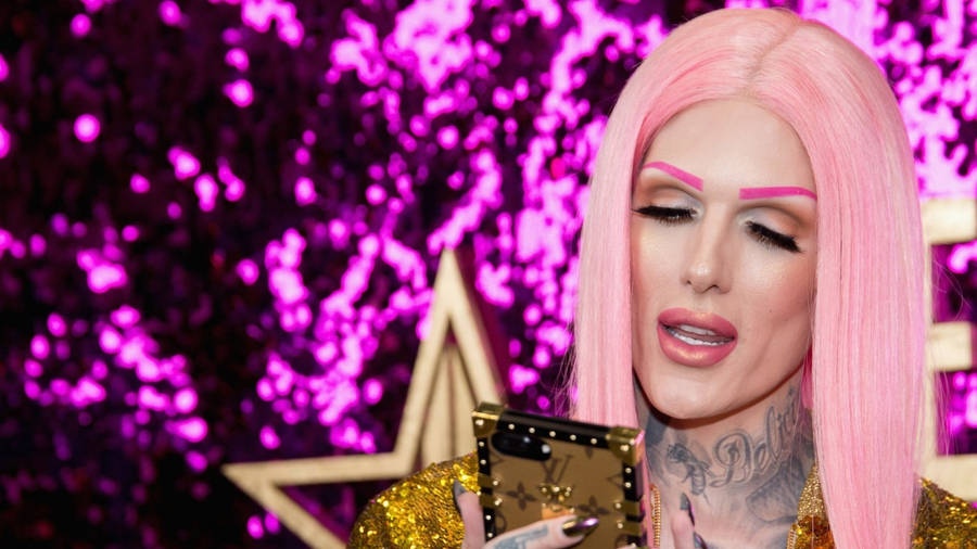 Socializing Jeffree Star Wallpaper