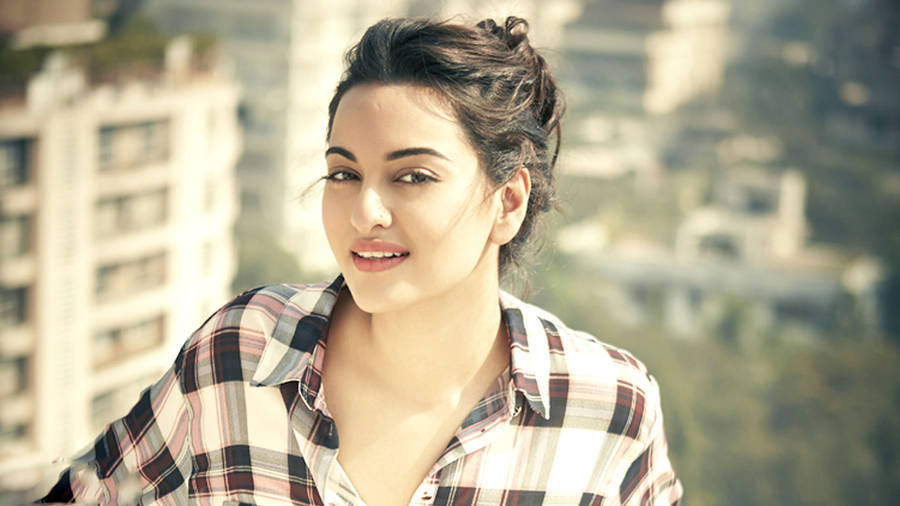 Sonakshi Sinha Simple Blouse Wallpaper