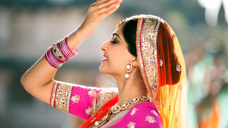 Sonam Kapoor Prem Ratan Dhan Payo Wallpaper