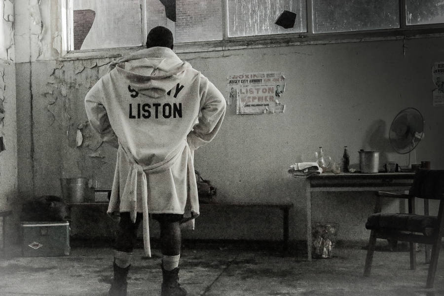 Sonny Liston Robe Back View Wallpaper