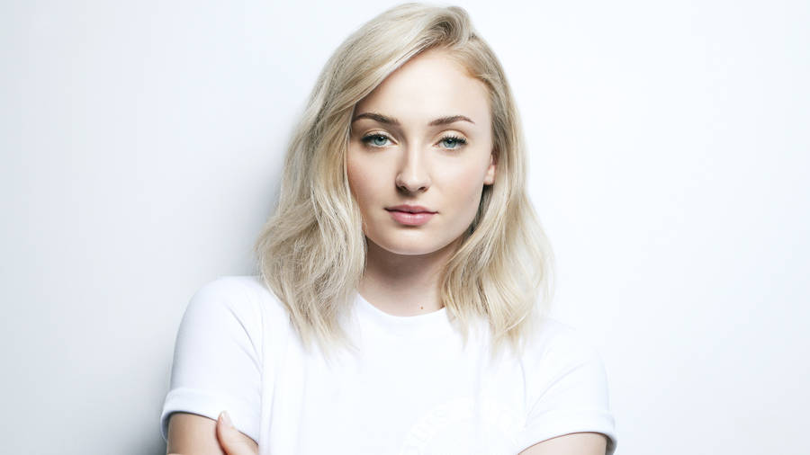 Sophie Turner White T-shirt Wallpaper